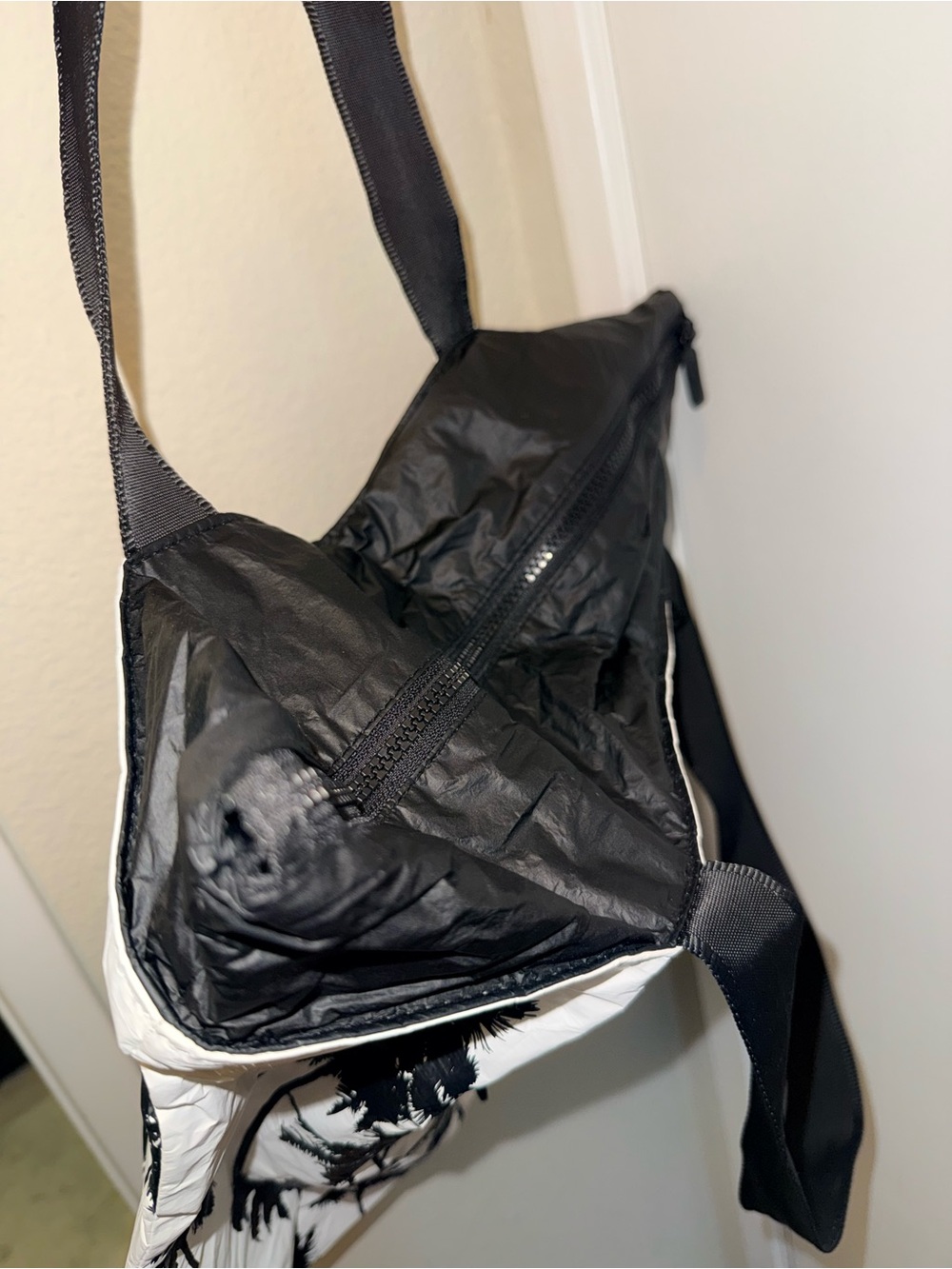 ALOHA Collection Coco Palms Day Tripper Tote - Black on White - Picture 4 of 5
